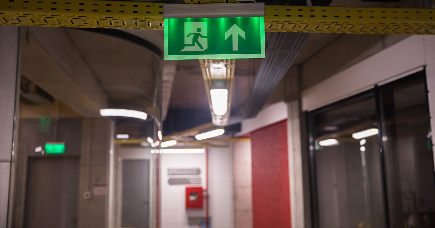 Establecimiento de rutas de evacuación y señalización